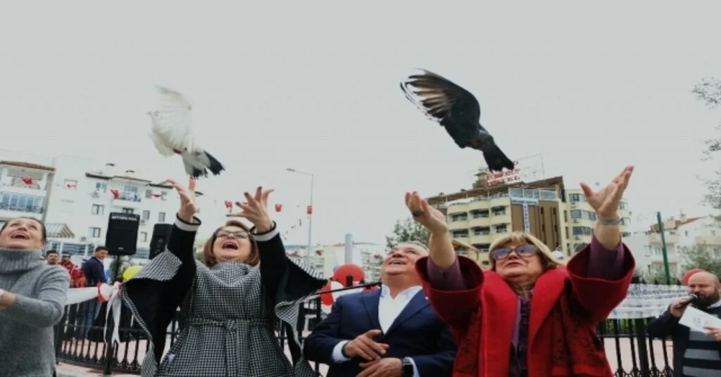 Kuşadasında Kardeş Kent Sinaia Parkı Açıldı