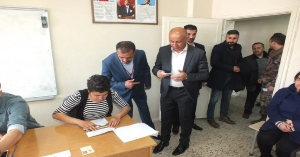 Malazgirtte Seçmenler Oylarını Kullanmaya Başladı