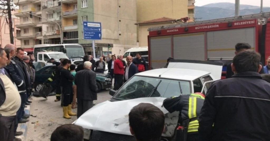 Manisada İki Otomobil Kafa Kafaya Çarpıştı