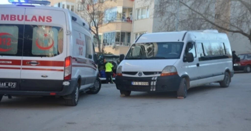 Minibüsün Altında Kalan Yaşlı Kadın Yaralandı