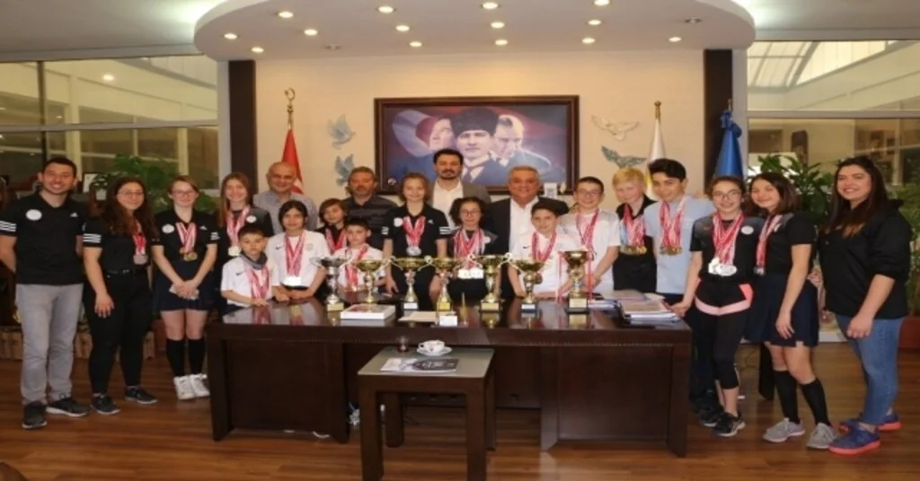 Minik Yüzücülerden Başkan Kayalıya Ziyaret