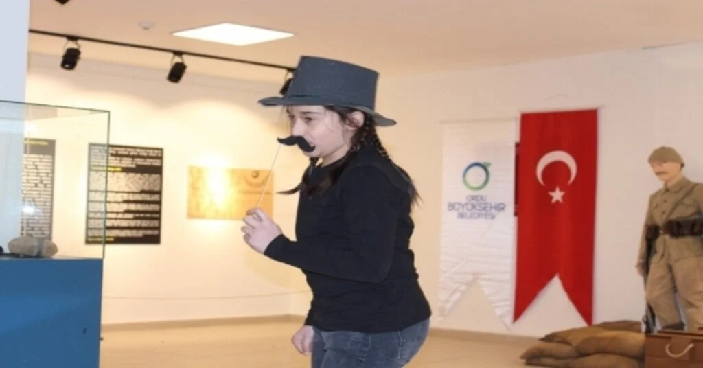 Minikler En İyi Masalı Anlatmak İçin Yarıştı