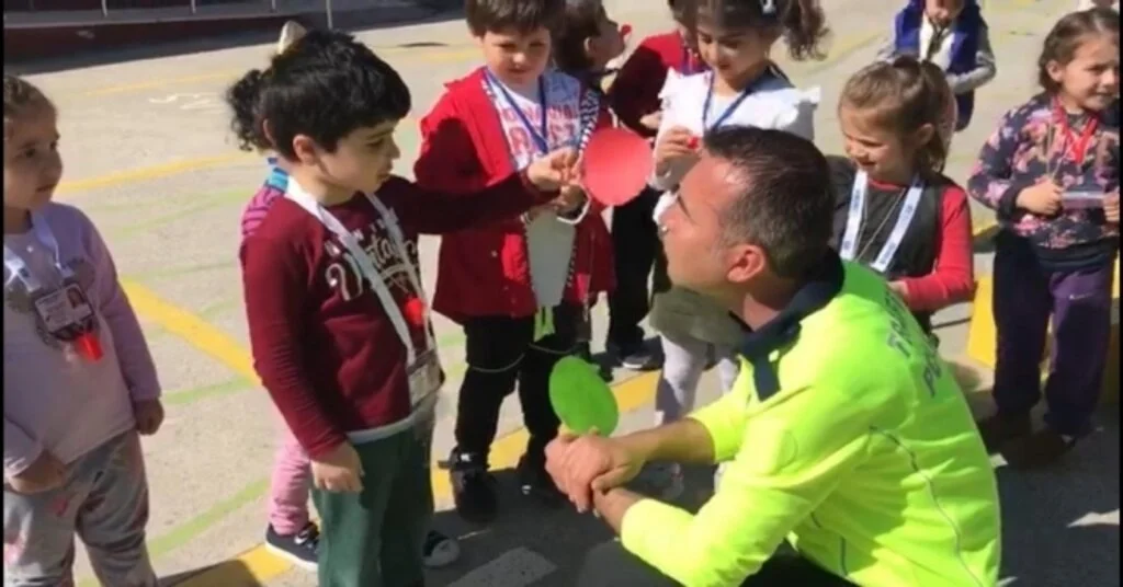Miniklerin, Ailelerini Trafik Polisine Şikayetleri Güldürdü