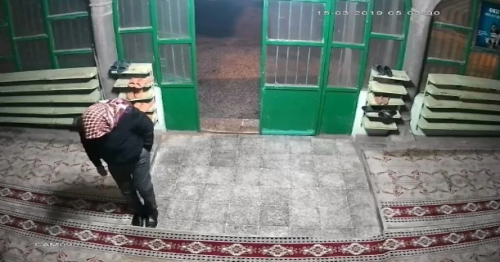 Namaz Kılan Cemaatin Ayakkabılarını Çalan Hırsız Kameraya Yakalandı