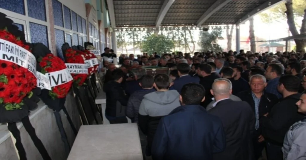 Oğlunun Cenaze Törenine Kelepçeli Olarak Katıldı