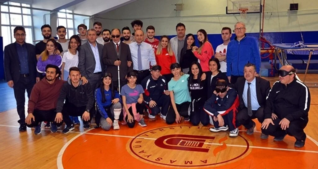 ÖĞRENCİLER GÖRME ENGELLİLERLE GOLBOL OYNADI
