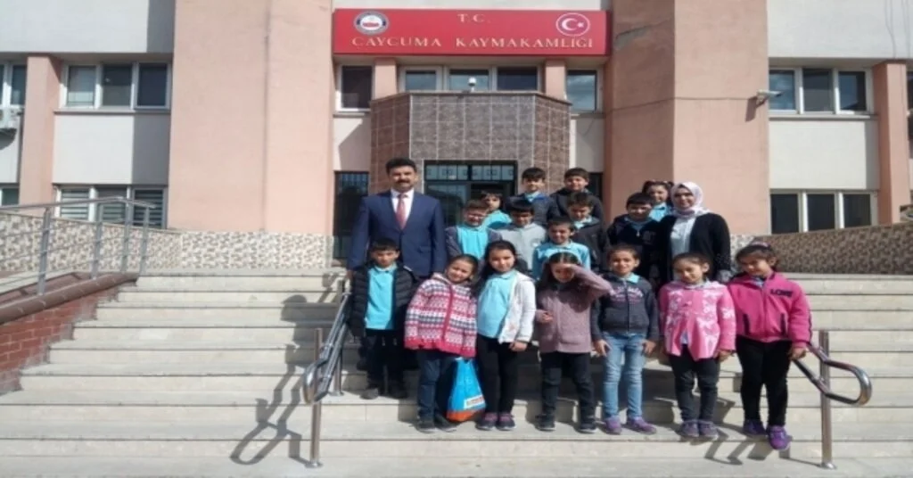 Öğrenciler, Huzurevini Ziyaret Ederek Yaşlılar Haftalasını Kutladılar