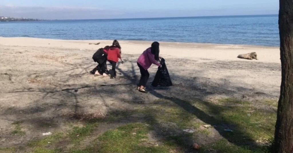 Öğrenciler Sahillerde Çöp Topladılar