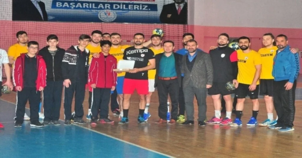 Öğrencilerden Yozgat Bozokspora Tatlı İkramı