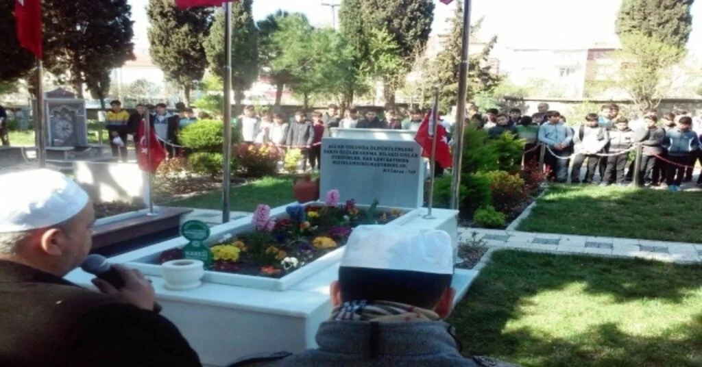 Okullarına Adını Veren Şehidin Kabri Başında Kuran Okudular