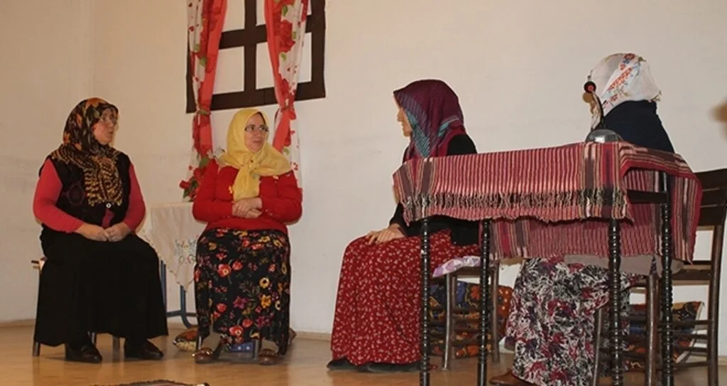 Okuma Yazma Öğrendiler Tiyatrosunu da Sahnelediler