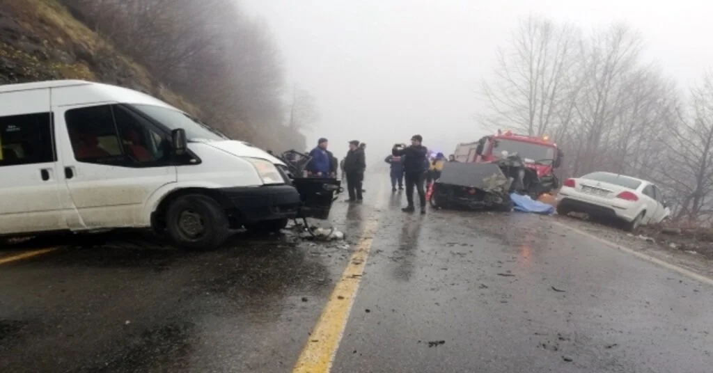 Orduda Öğrenci Servisi İle Otomobil Çarpıştı: 2 Ölü, 4 Yaralı