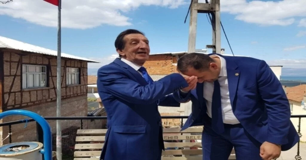 (Özel) Birbirlerine Rakip Olunca 3 Aydır Konuşmayan Baba Oğul Sandık Gelince Barıştı