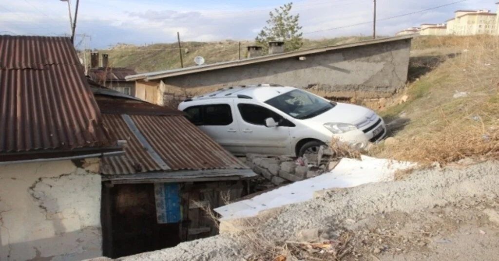 Park Etmeye Çalıştığı Aracıyla Bahçeye Uçtu, Eve Gidip Eşini Çağırdı