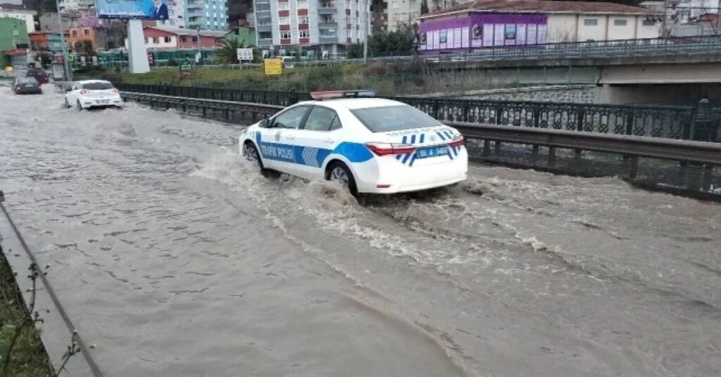 Patlayan Su Borusu Köprü Üzerini Göle Çevirdi