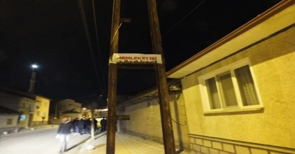 Pazaryerinde Seçim Afişlerine Çirkin Saldırı