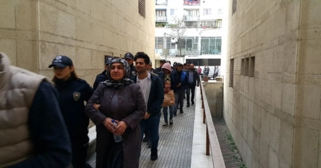 Pkk Sempatizanları Adliyeye Sırıtarak Girdi