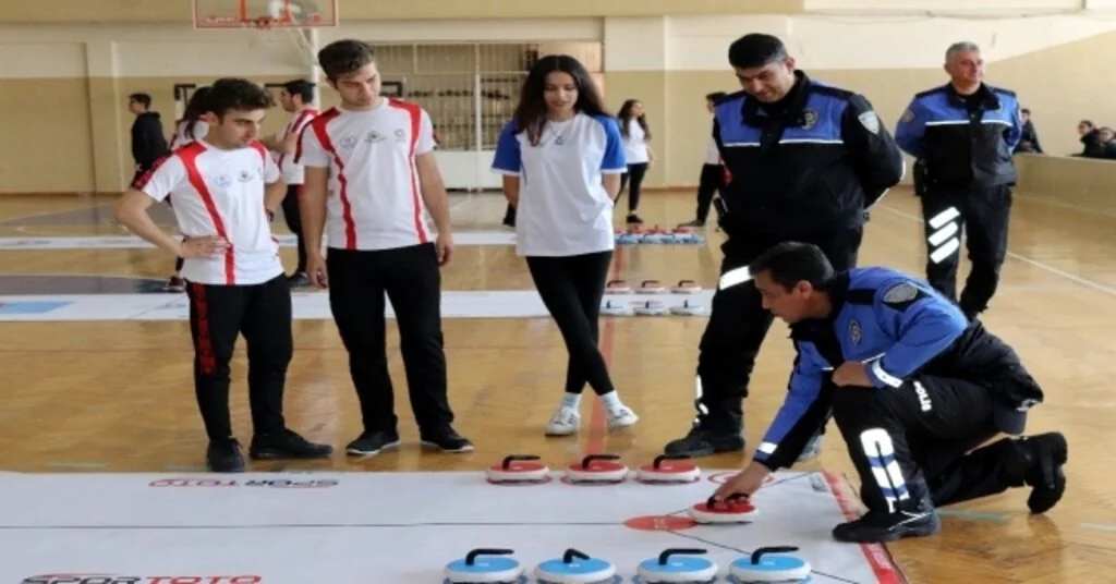 Polis Engelli Çocuklarla Floor Curling Oynadı