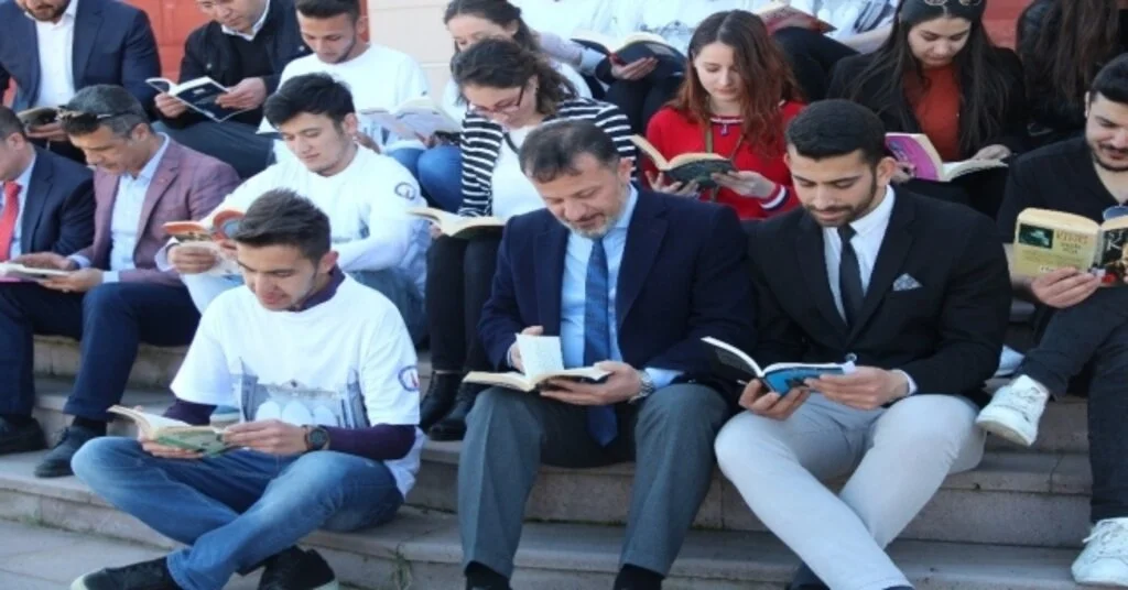 Rektör, Öğrencilerle Birlikte Kitap Okudu