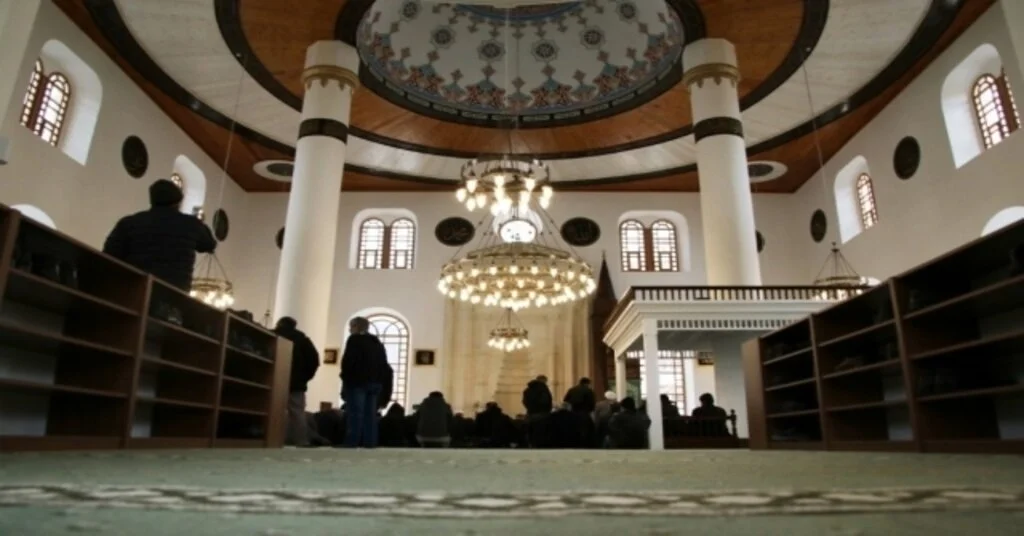 Rizede Taşınan Eski Orta Cami Yeni Yerinde İbadete Açıldı