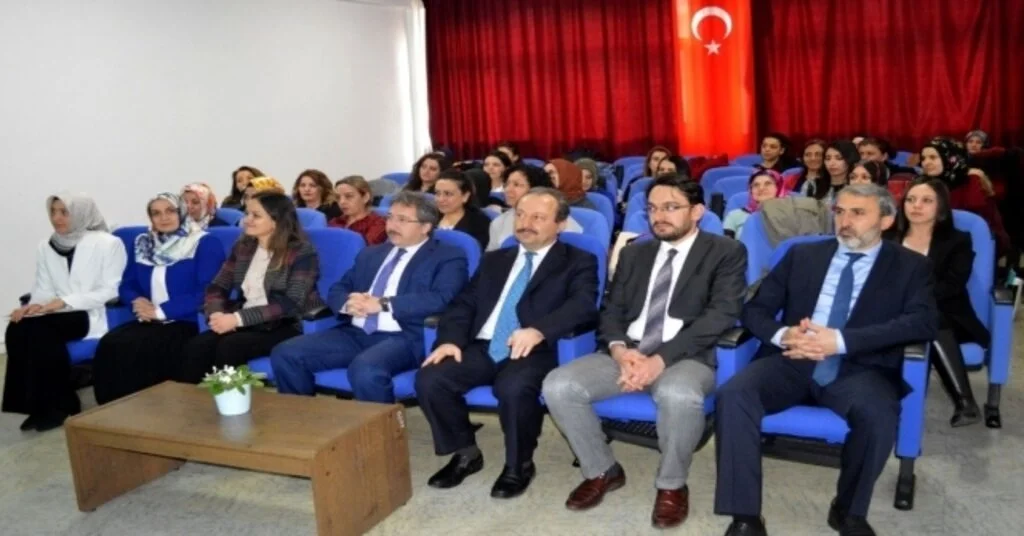 Sağlık Tesislerinde Çalışan Ebelere “Doğuma Güncel Yaklaşım Eğitimi” Verildi
