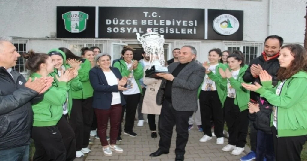 Şampiyonlar Büyük Coşku İle Karşılandı