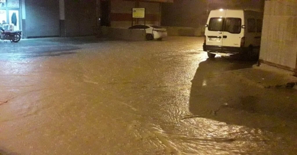 Şanlıurfada Sağanak Yağmur Caddeleri Göle Çevirdi