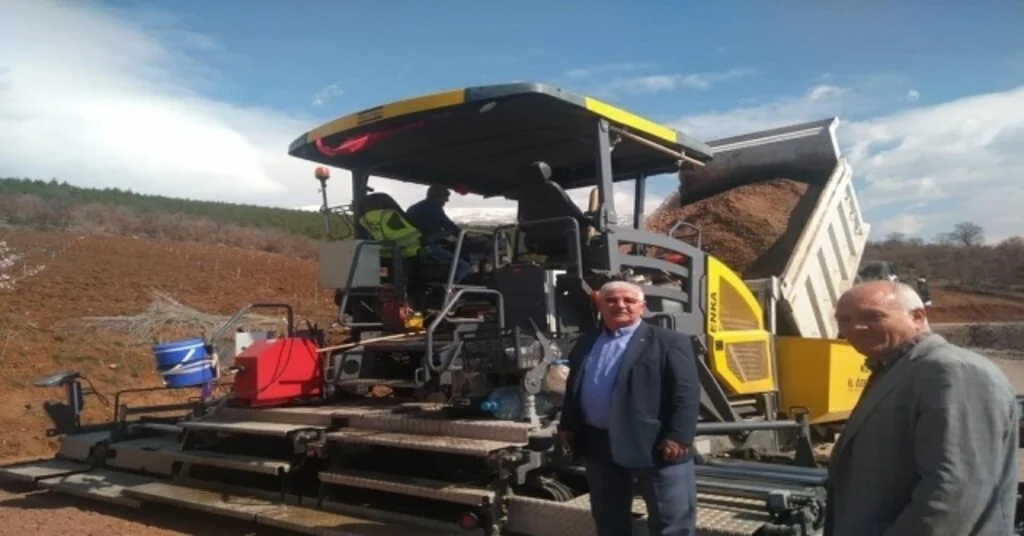 Şaphanede Köy Yollarına Sıcak Asfalt Atma Çalışmaları