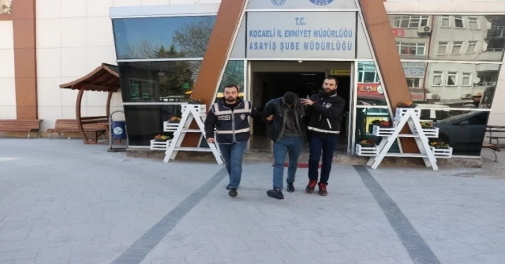 Sevgilisine Ait Otomobille Hırsızlık Yapan Şahıs Ve Arkadaşı Tutuklandı