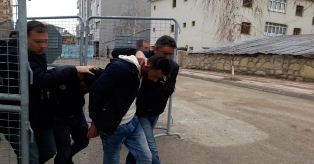 Sosyal Medya Üzerinden Tanıştığı Kadın Ve Yakınları Tarafından Gasp Edildi