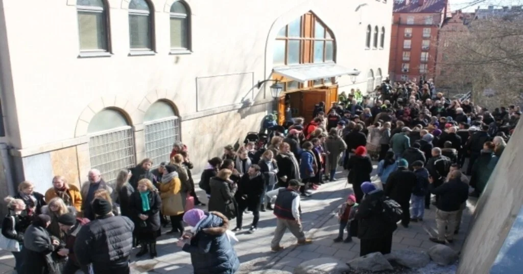 Stockholmde Cuma Namazı Çıkışı ‘Dostluk Zinciri” Oluşturuldu