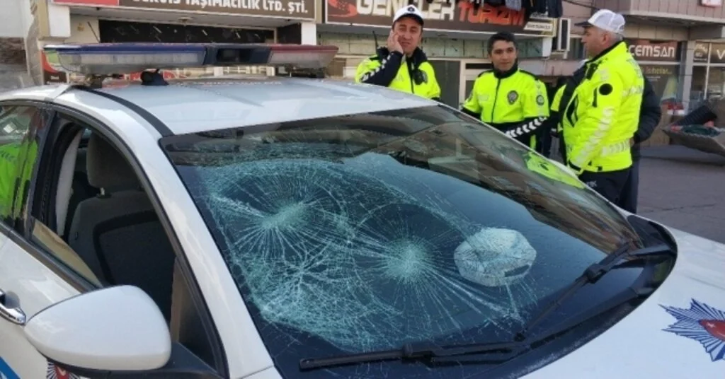 Sürücü Polis Aracının Camını Kırdı, Annesi De Bastonla Polise Saldırdı