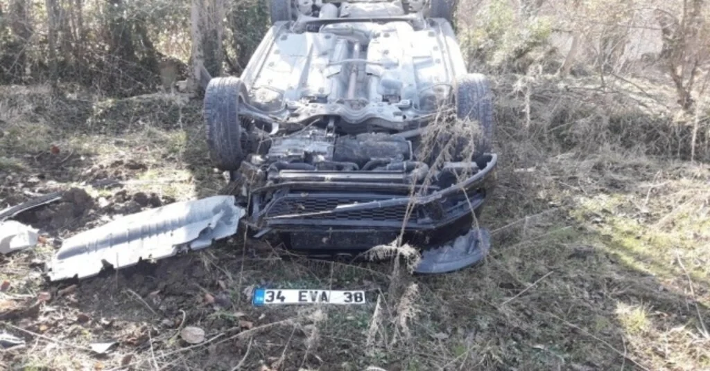Takla Atan Otomobil Ağaçlık Alana Uçtu: 2 Yaralı