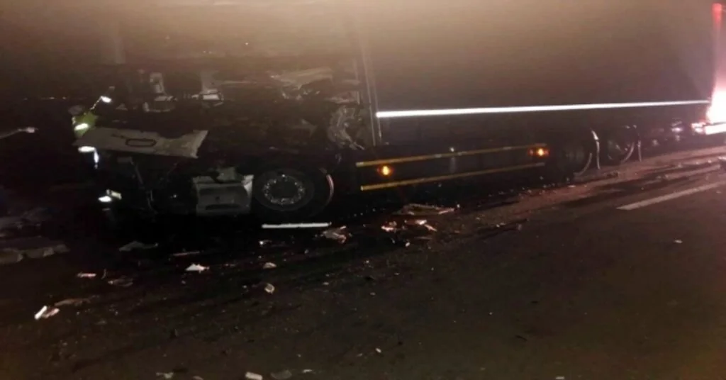 Tekirdağda Tır, Odun Yüklü Kamyona Arkadan Çarptı
