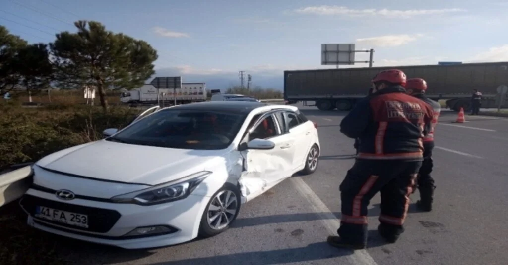 Tem Otoyolu Kavşağında Trafik Kazası: 2 Yaralı