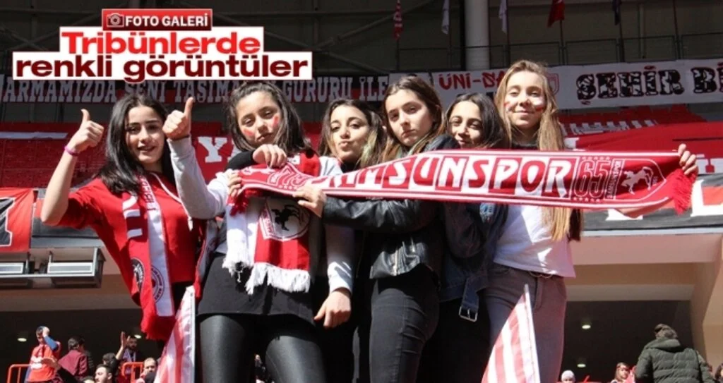 Tribünlerde renkli görüntüler