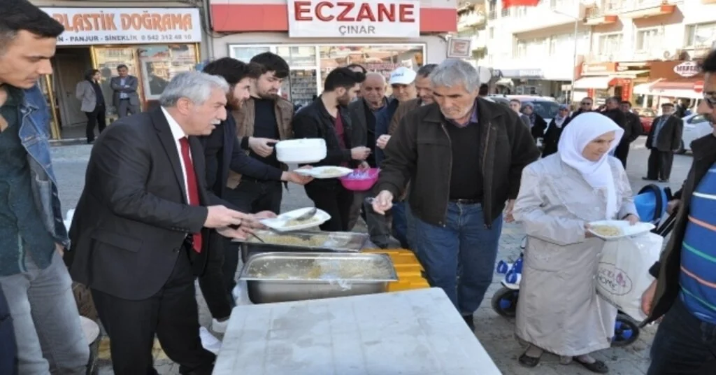 Üniversiteli Gençlerden Pilav Ve Hoşaf İkramı