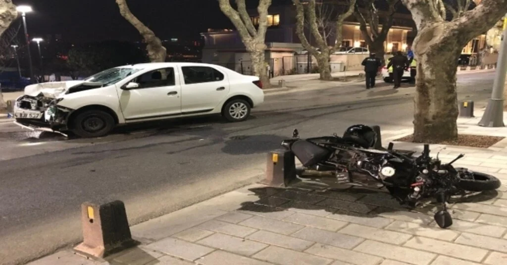 Üsküdarda Otomobil İle Motosiklet Kafa Kafaya Çarpıştı: 2 Yaralı