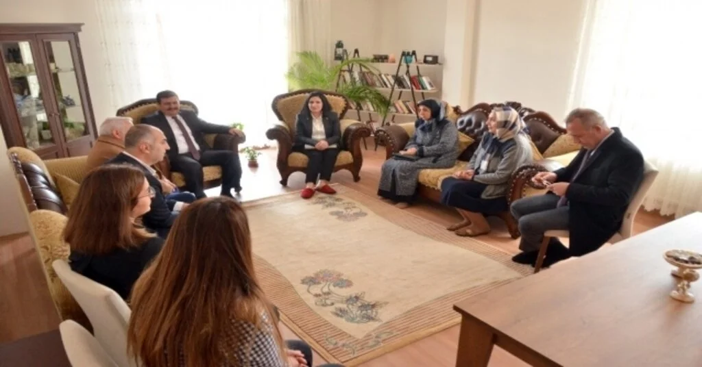 Vali Ali Arslantaş Ve Eşi Şehit Aileleri Ve Gazileri Evlerinde Ziyaret Etti
