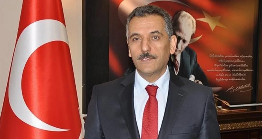 Vali Osman Kaymak tiyatrocuları kutladı 