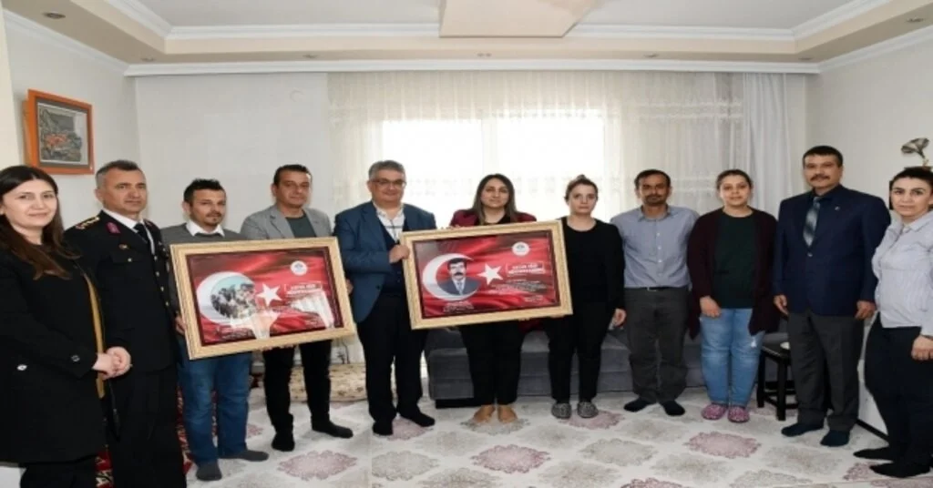 Vali Pekmez Ve Beraberindekiler Şehit Ailelerini Ziyaret Etti