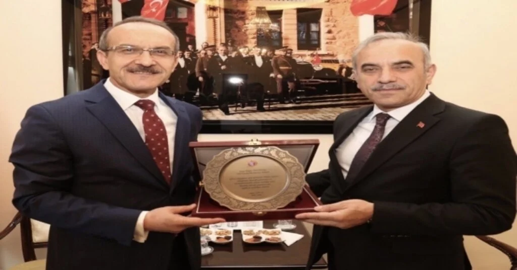 Vali Yavuzdan Belediye Başkanlarına Teşekkür Plaketi