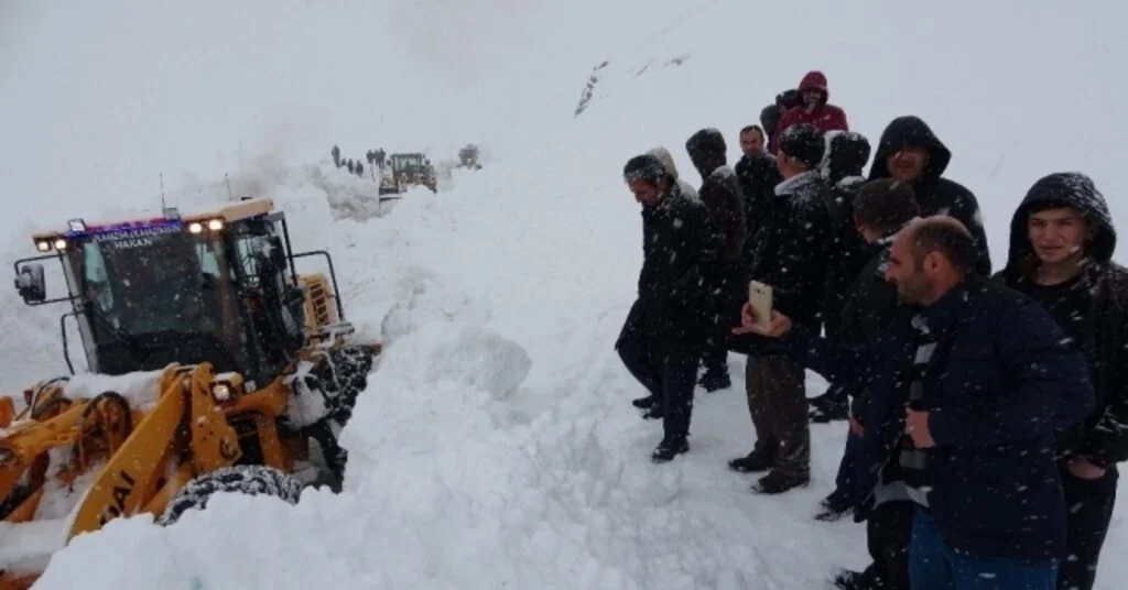 Van-Bahçesaray Yolu Ulaşıma Açıldı, Araçlara Geçiş İzni Verilmiyor