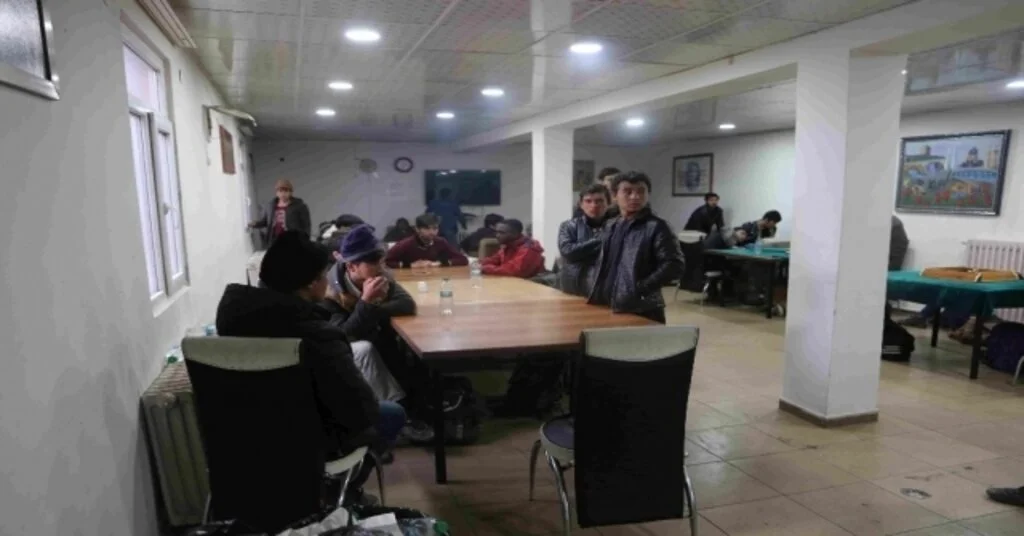 Vartoda Koltuksuz Minibüste Yolculuk Yapan 40 Kaçak  Göçmen Yakalandı