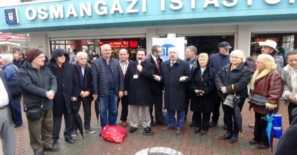 Vatandaşa Taneyle Sebze Dağıttı