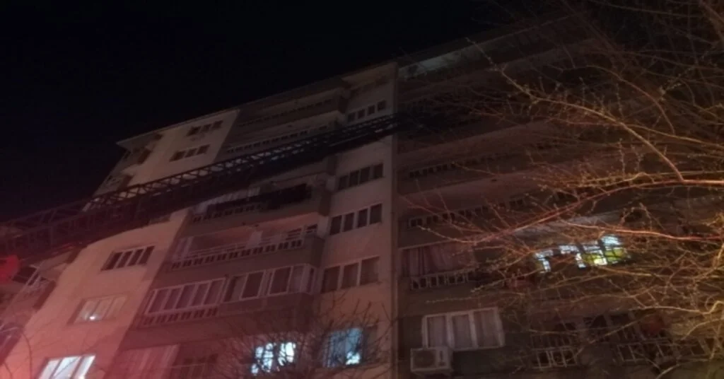 Yangında Mahsur Kalan Adamı İtfaiye Kurtardı