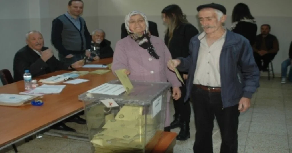 Yaşlı Çift Sandık Başına Yalın Ayak Gitti