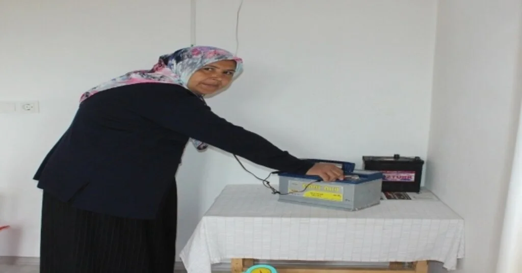 1 Yıldır Elektriği Bağlanmayınca Çareyi Araba Aküsünde Buldu