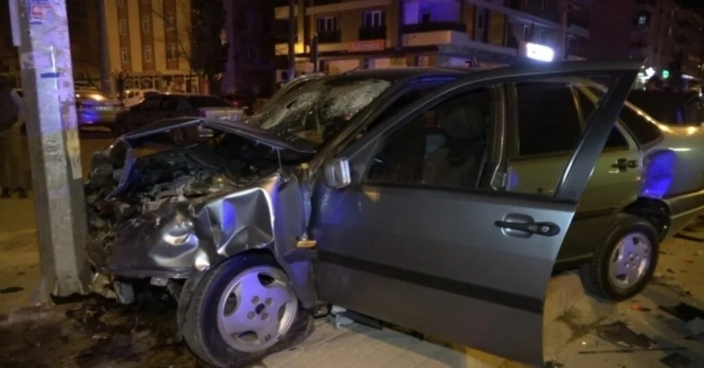 2 Otomobil Kafa Kafaya Çarpıştı: 2Si Ağır 3 Yaralı