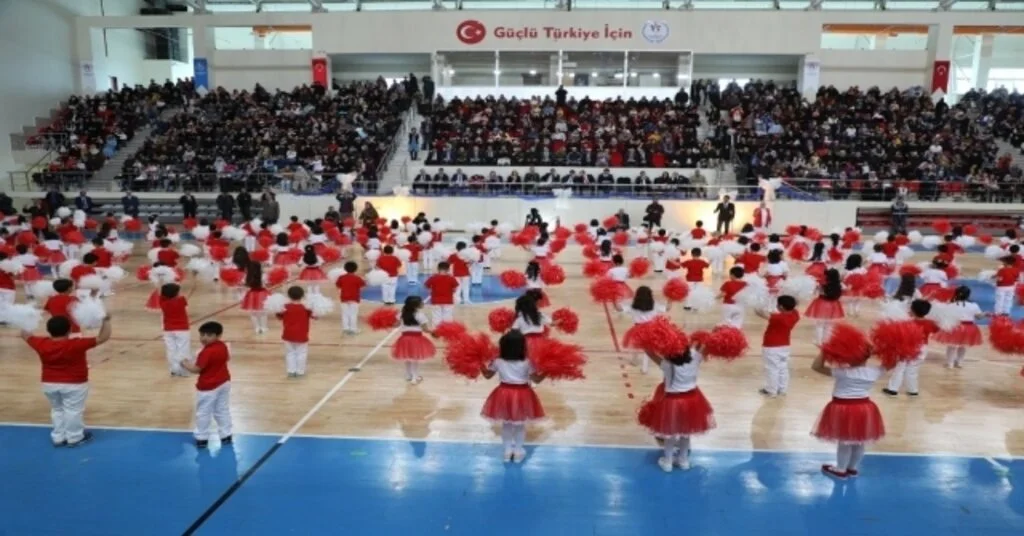23 Nisan Kutlamaları Erzincanda Renkli Görüntüler Oluşturdu